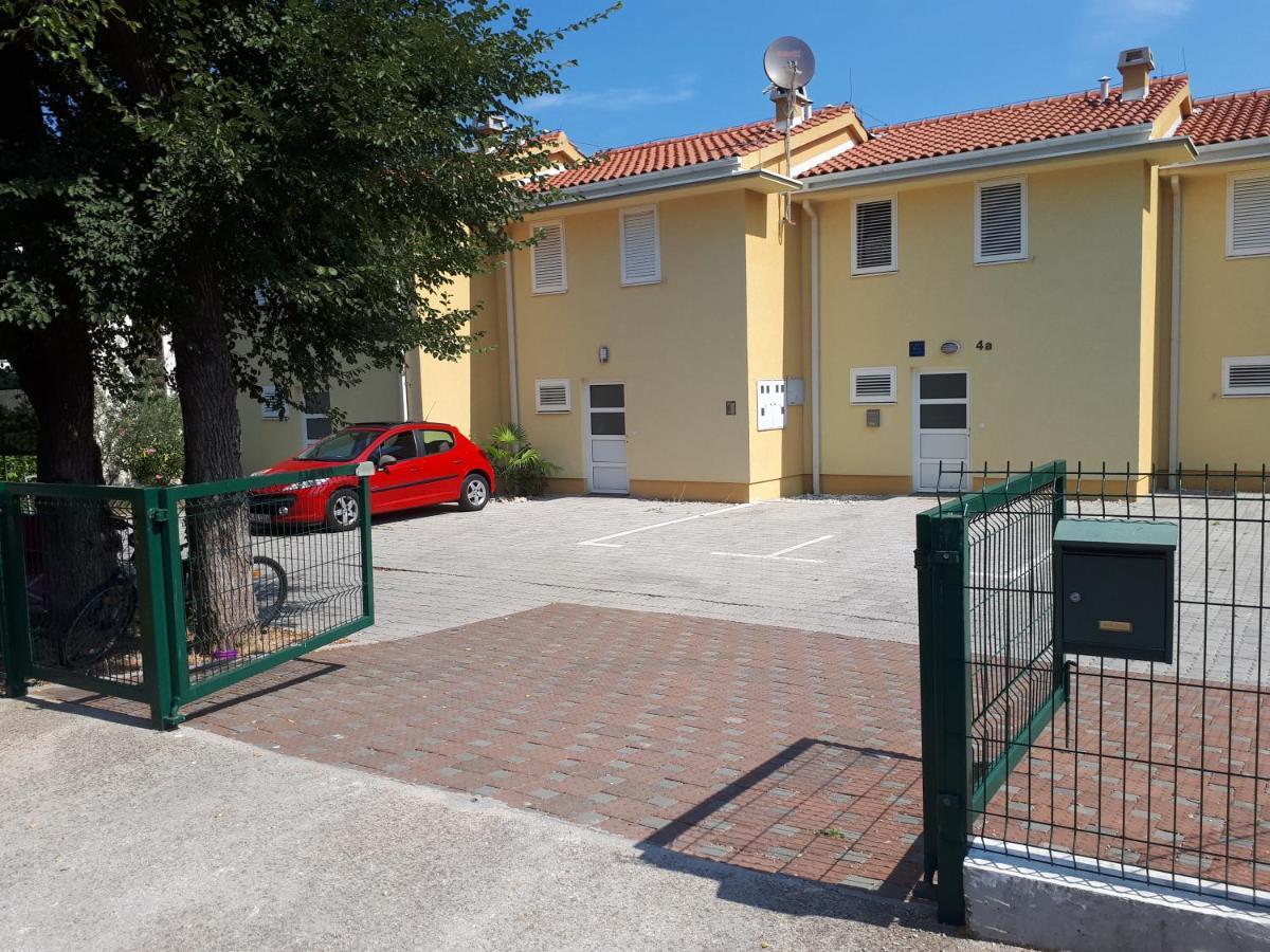 Apartment Betty Малинска Экстерьер фото